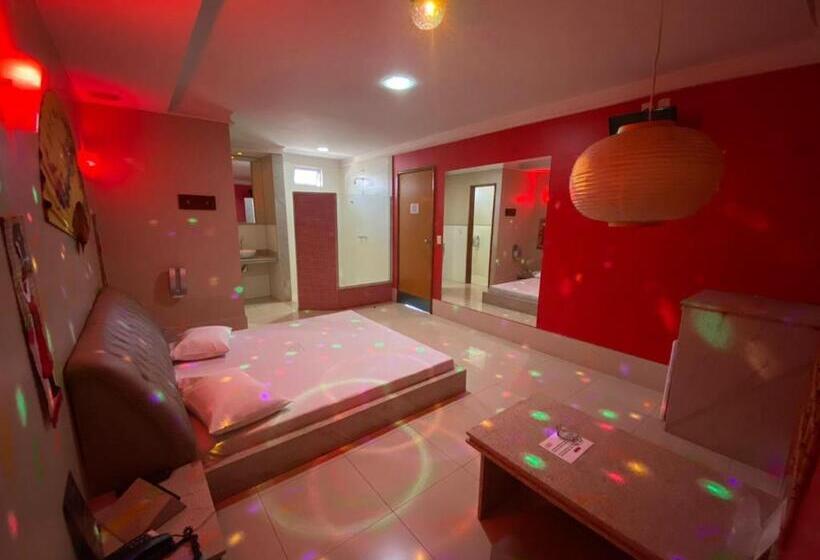 스위트, Savanas Motel