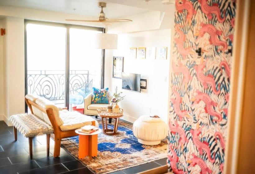 سوئیت با تخت بزرگ, Shorehouse