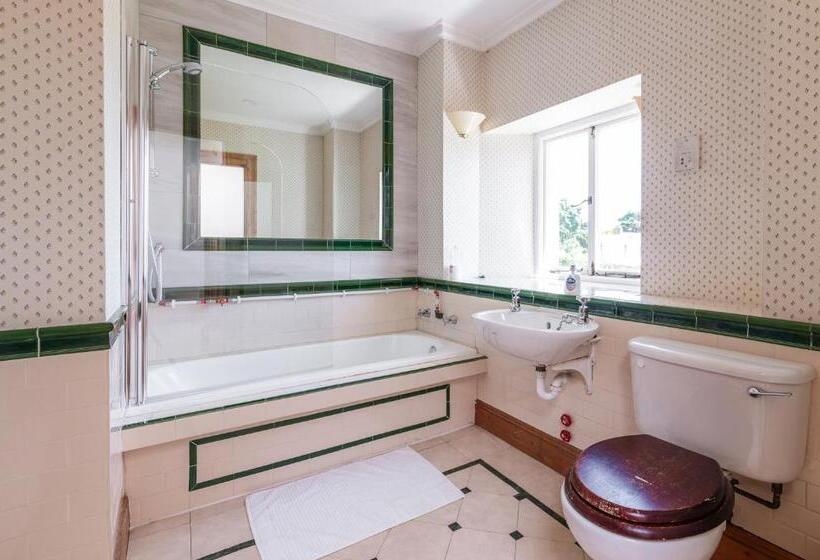 اتاق استاندارد سه تخته با سرویس بهداشتی مشترک, Montebello House