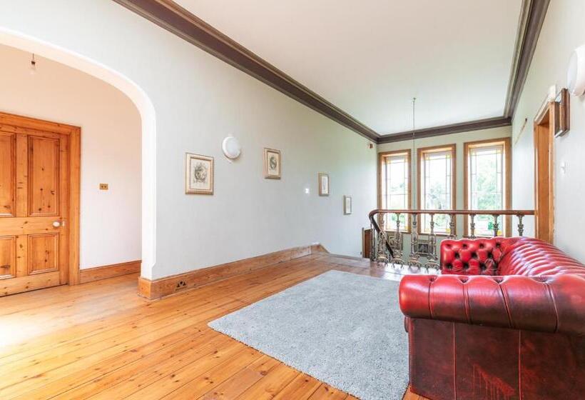 اتاق استاندارد سه تخته با سرویس بهداشتی مشترک, Montebello House