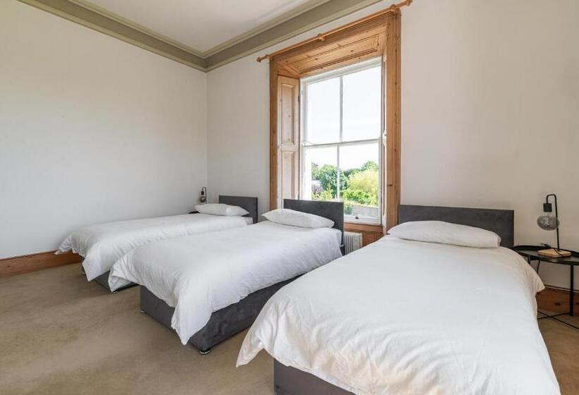 اتاق استاندارد سه تخته با سرویس بهداشتی مشترک, Montebello House