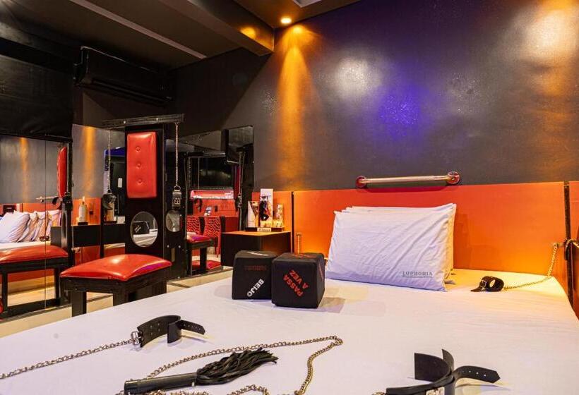 سوئیت با وان آب گرم, Euphoria Motel