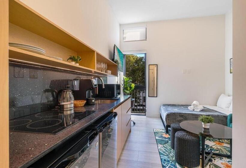 استودیوی استاندارد, Olive Apartments