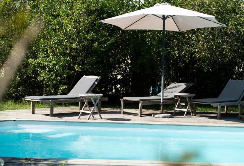 Номер Стандарт Вид на Бассейн, La Jolie Longère Fleurie Roulotte Avec Piscine Et Grand Jardin