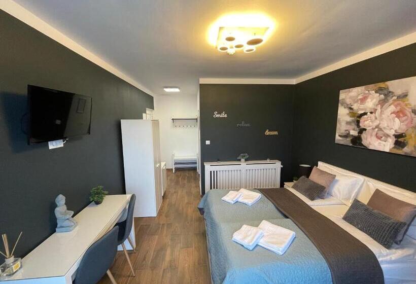 Трехместный Номер Стандарт с Балконом, Vila Salzburg