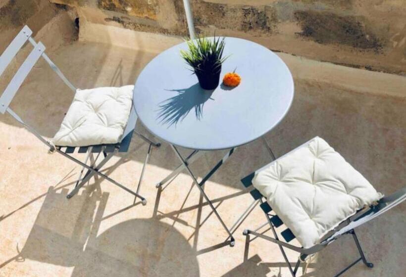 استودیو استاندارد با تراس, Stylish Accommodation In Sliema Exiles