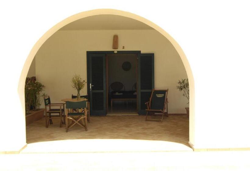 اتاق لوکس سه تخته, Villa Sangineto Resort