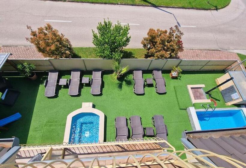 Апартаменты 2 Спальни, Napsugár Apartmanház