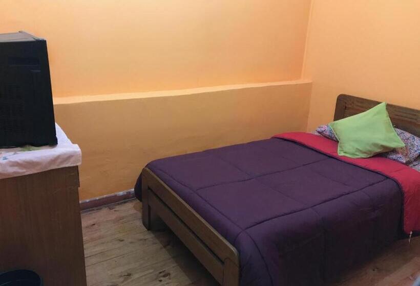 اتاق استاندارد یک تخته با سرویس بهداشتی مشترک, Hostal Tricontinental