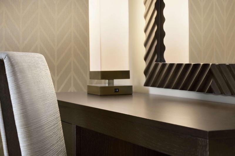 Люкс Кровать Кинг, Embassy Suites By Hilton Syracuse Destiny Usa