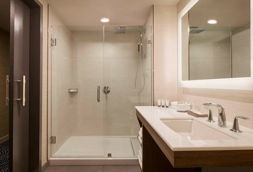 Номер Deluxe, The Westin Milwaukee
