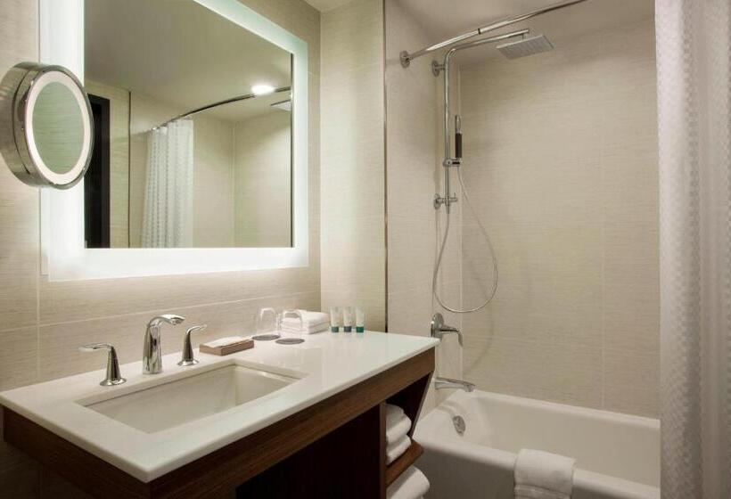 Номер Deluxe, The Westin Milwaukee