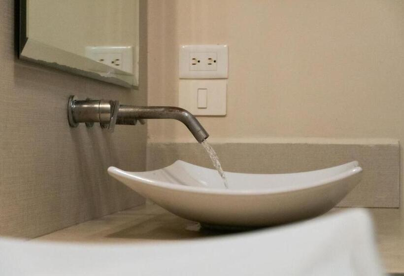 Quarto Triplo Estandar, Infinity Suites Habitación Triple 105
