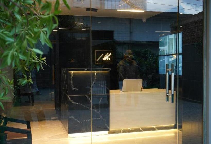 سوییت اجرایی, Aquila Grand Suites   Noida Sector 136