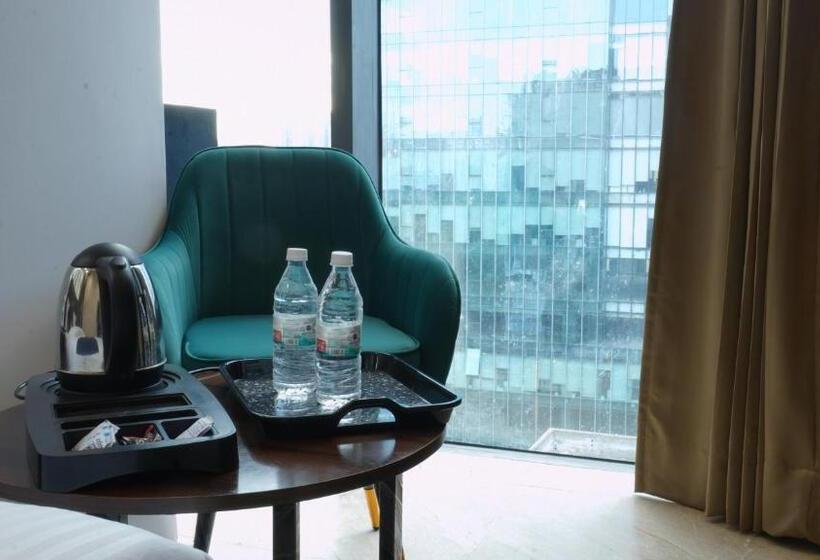 سوییت اجرایی, Aquila Grand Suites   Noida Sector 136