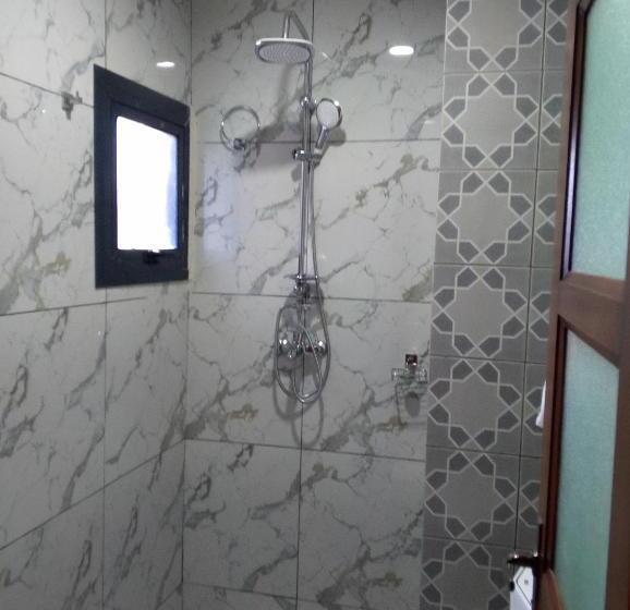 اتاق لوکس, Famy