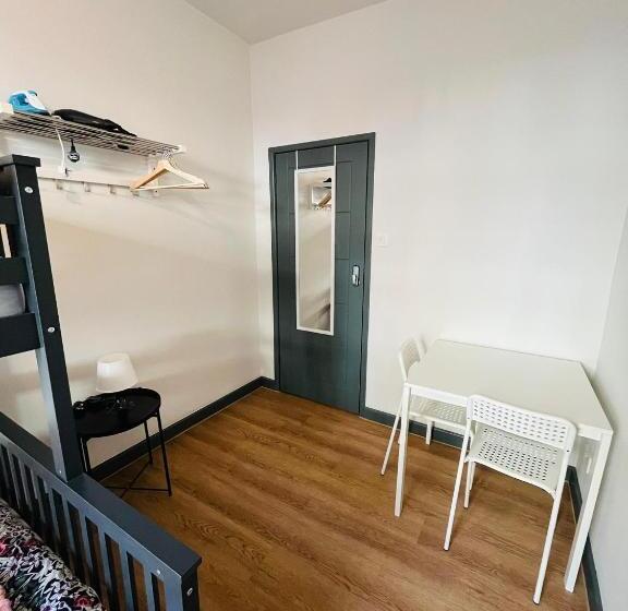 חדר סטנדרט לשלושה עם חדר אמבטיה משוף, Kilburn Guest Rooms 167