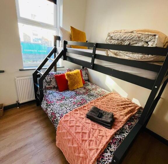 חדר סטנדרט לשלושה עם חדר אמבטיה משוף, Kilburn Guest Rooms 167
