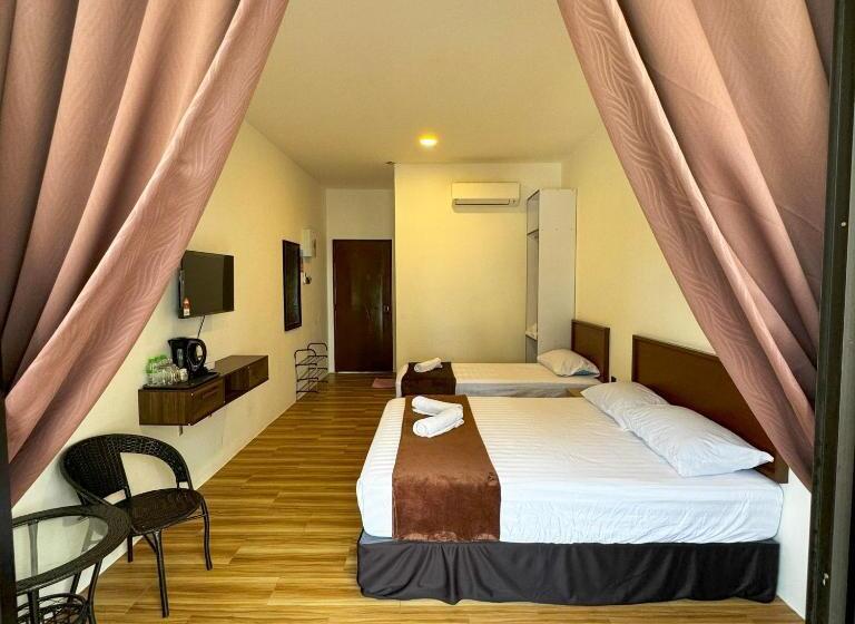 Трехместный Номер Стандарт с Балконом, Ombak Beach Inn Resort