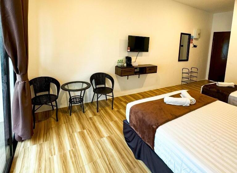 Трехместный Номер Стандарт с Балконом, Ombak Beach Inn Resort
