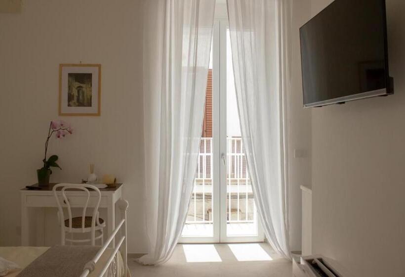 اتاق استاندارد با بالکن, Hostuni