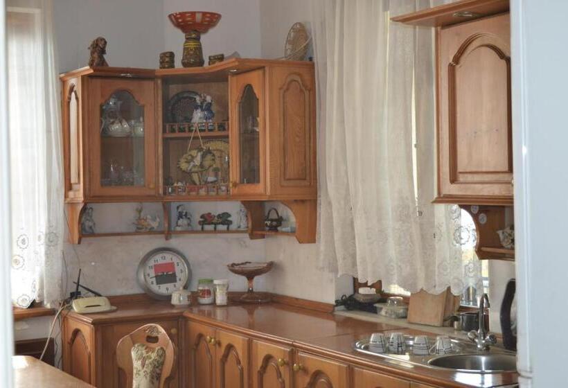 اتاق لوکس با چشم‌انداز دریا, Beach Front Seaside