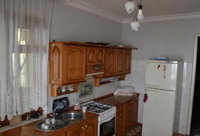 اتاق لوکس با چشم‌انداز دریا, Beach Front Seaside