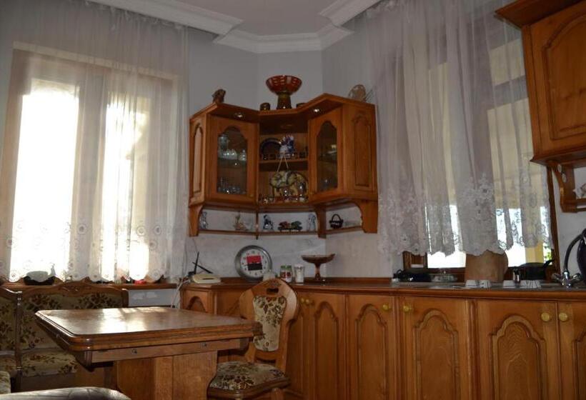 اتاق لوکس با چشم‌انداز دریا, Beach Front Seaside