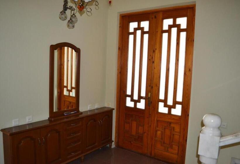 اتاق لوکس با چشم‌انداز دریا, Beach Front Seaside