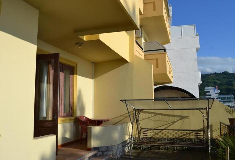 اتاق لوکس با چشم‌انداز دریا, Beach Front Seaside