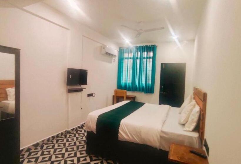 اتاق لوکس سه تخته, Zelosena By Rnb Hotel In Calangute
