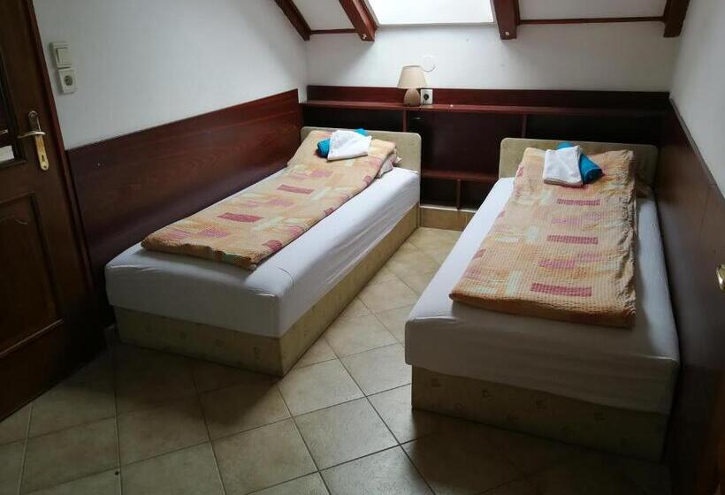 Четырехместный Номер Стандарт с Балконом, Dunakanyar Bed & Breakfast