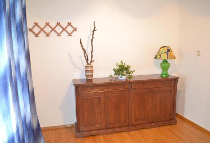 3 Bedroom Suite, Medea S Guest House