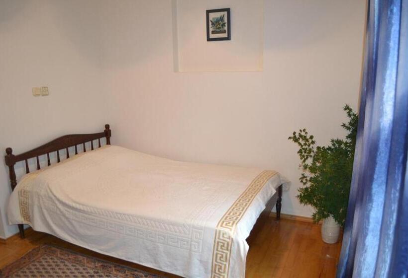 3 Bedroom Suite, Medea S Guest House