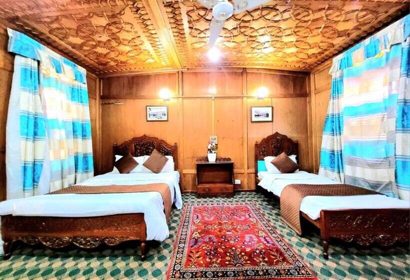 اتاق کلاسیک سه تخته, The Heritage Safina Group Of Houseboats