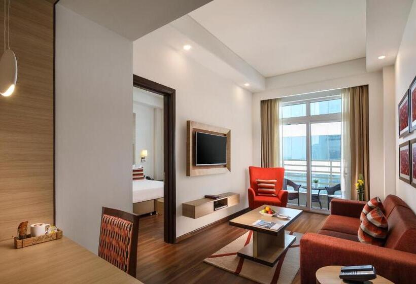 Люкс Повышенной Комфортности, Sandal Suites By Lemon Tree Hotels