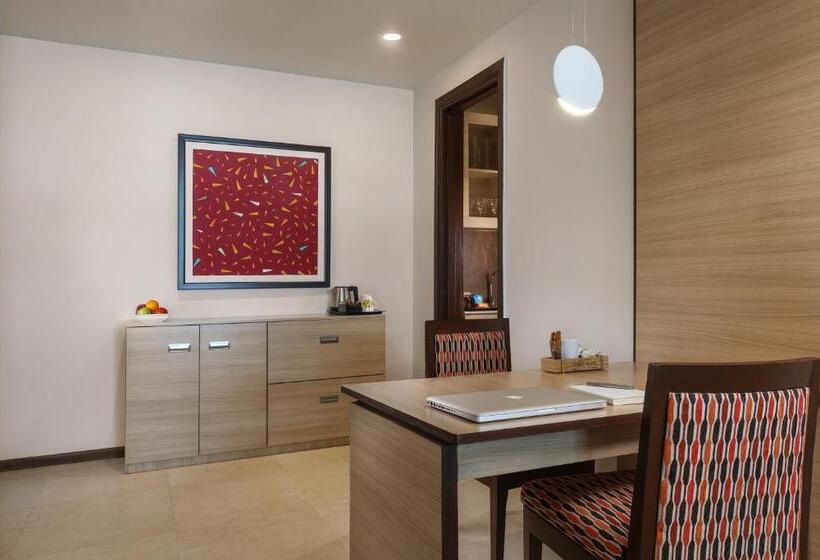 Люкс Повышенной Комфортности, Sandal Suites By Lemon Tree Hotels