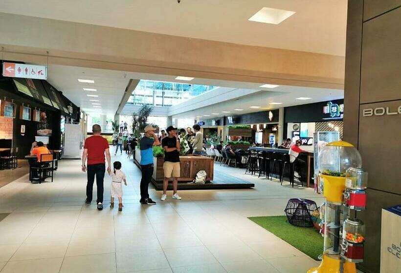 اتاق خانوادگی, Airport Traveler S Home