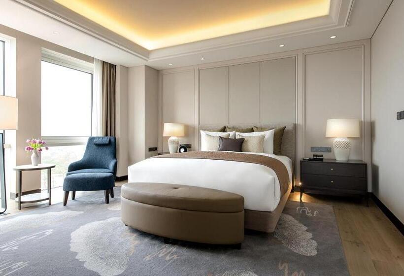 Deluxe Suite King Bed, Paradise City