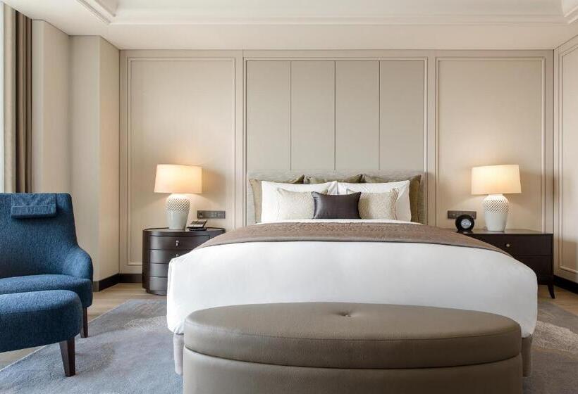 Deluxe Suite King Bed, Paradise City