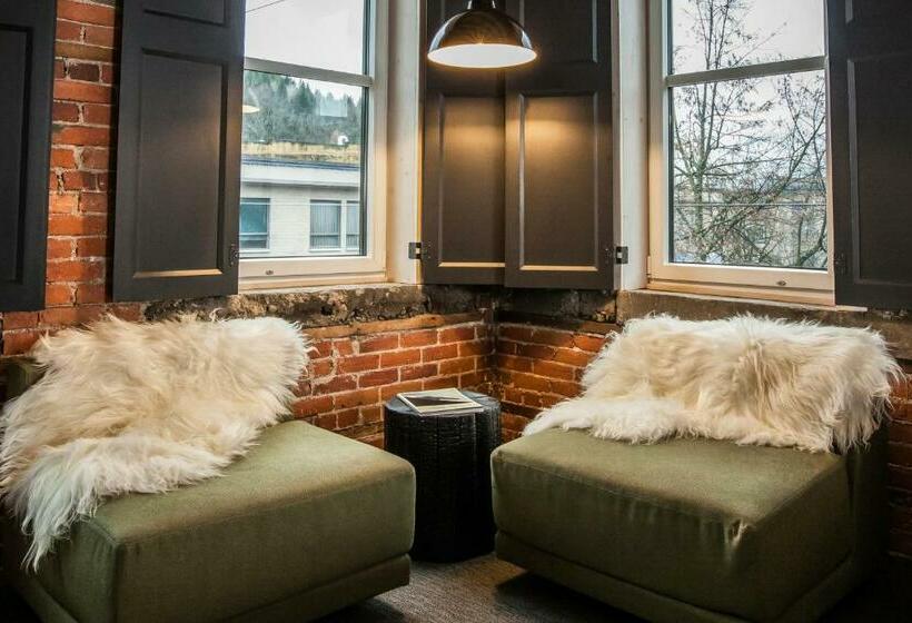 غرفة قياسية سرير كينج, Eleven Revelstoke Lodge
