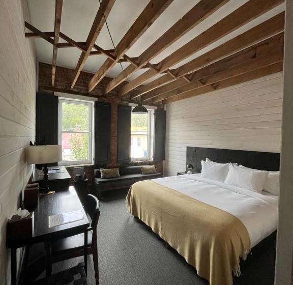 غرفة قياسية سرير كينج, Eleven Revelstoke Lodge