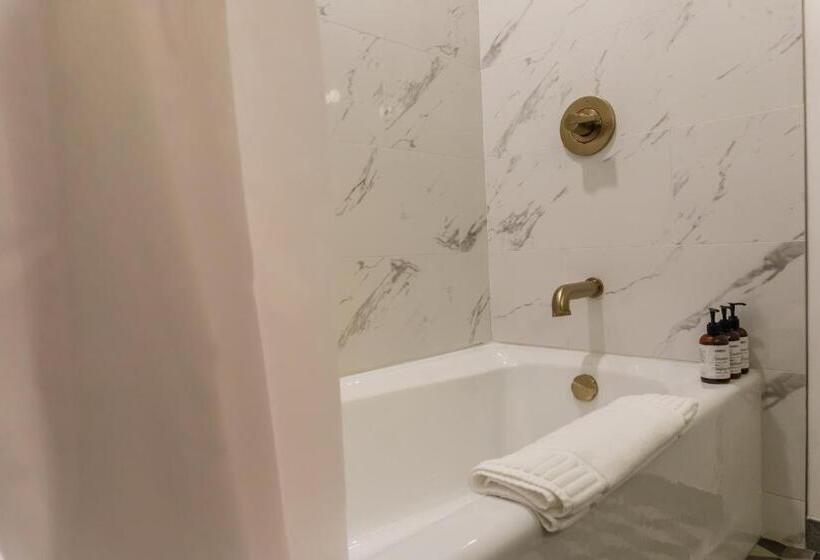 غرفة قياسية سرير كينج, Eleven Revelstoke Lodge