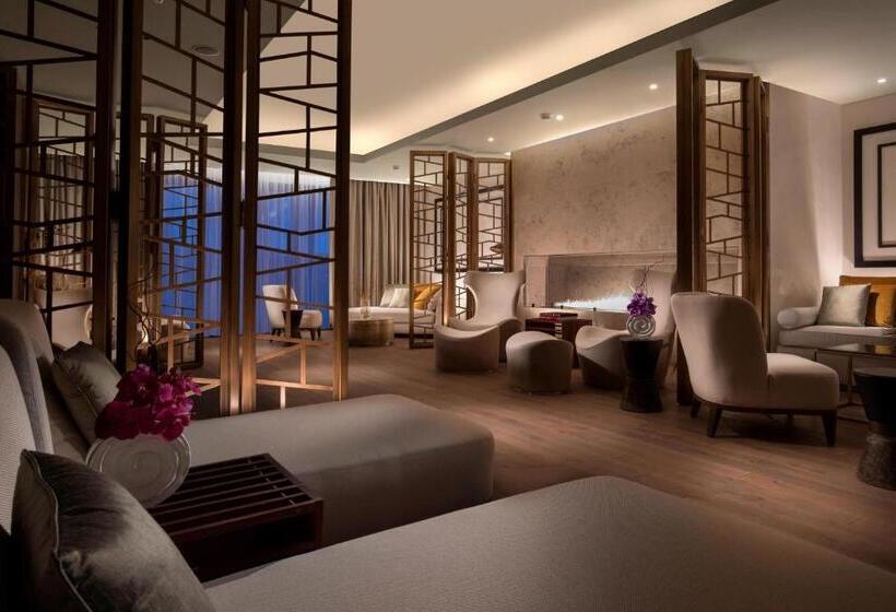سوئیت با چشم‌انداز رودخانه, The St. Regis Astana