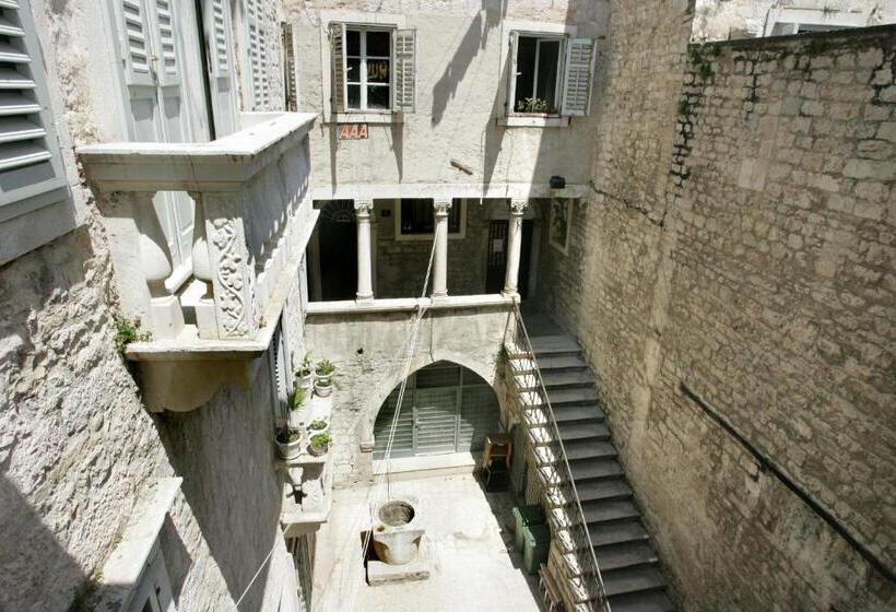 Quarto Superior, Palace Augubio