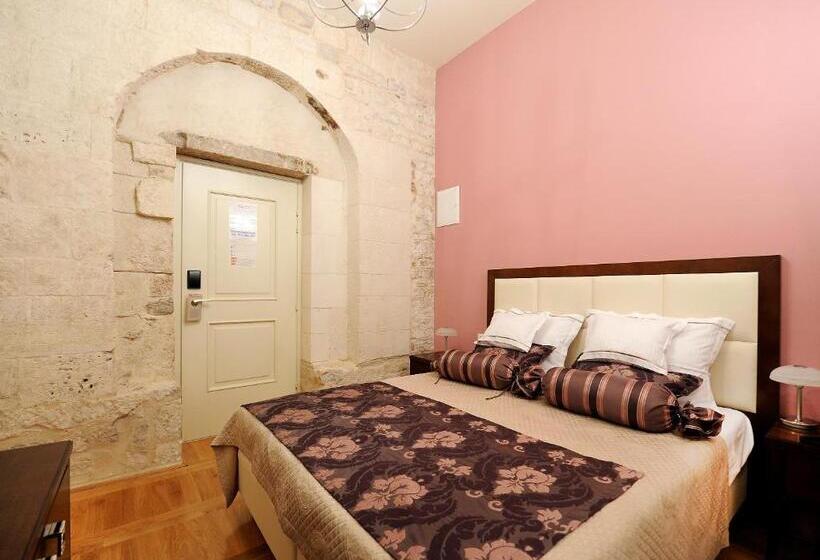 Chambre Standard, Palace Augubio