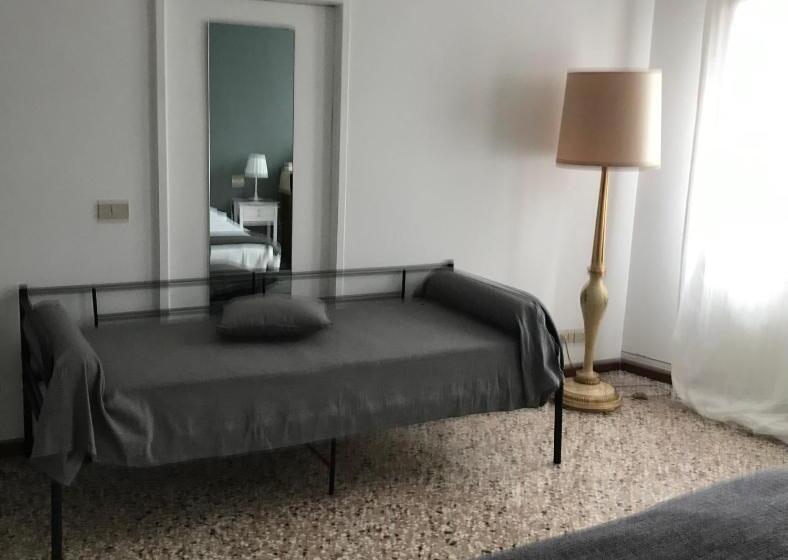 اتاق سوپریور سه تخته, Venice And Venice Apartments   Private Rooms In Shared Apartment