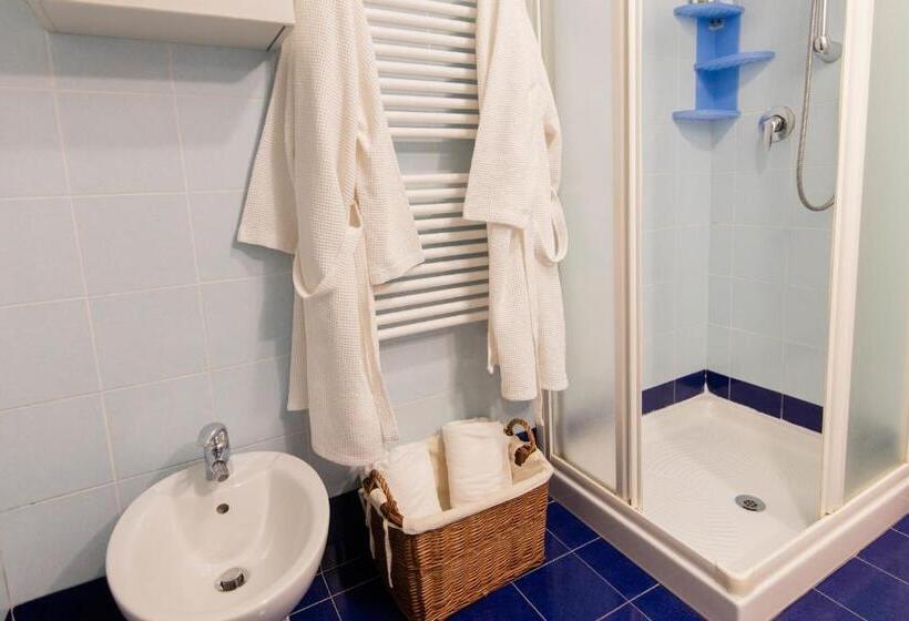 اتاق سوپریور با تخت بزرگ, Venice And Venice Apartments   Private Rooms In Shared Apartment