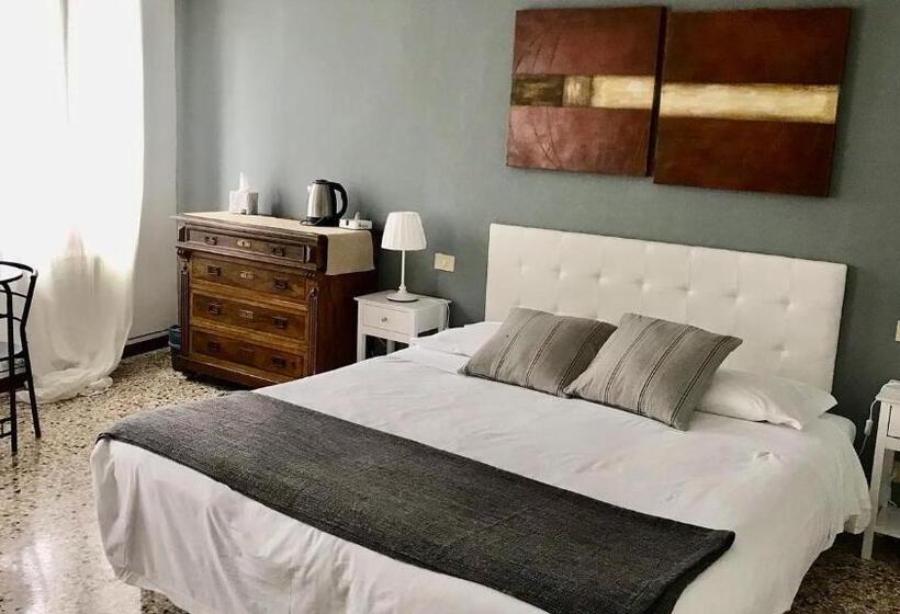 اتاق سوپریور سه تخته, Venice And Venice Apartments   Private Rooms In Shared Apartment