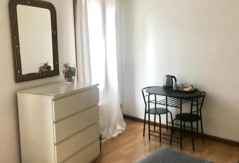 اتاق سوپریور با تخت بزرگ, Venice And Venice Apartments   Private Rooms In Shared Apartment